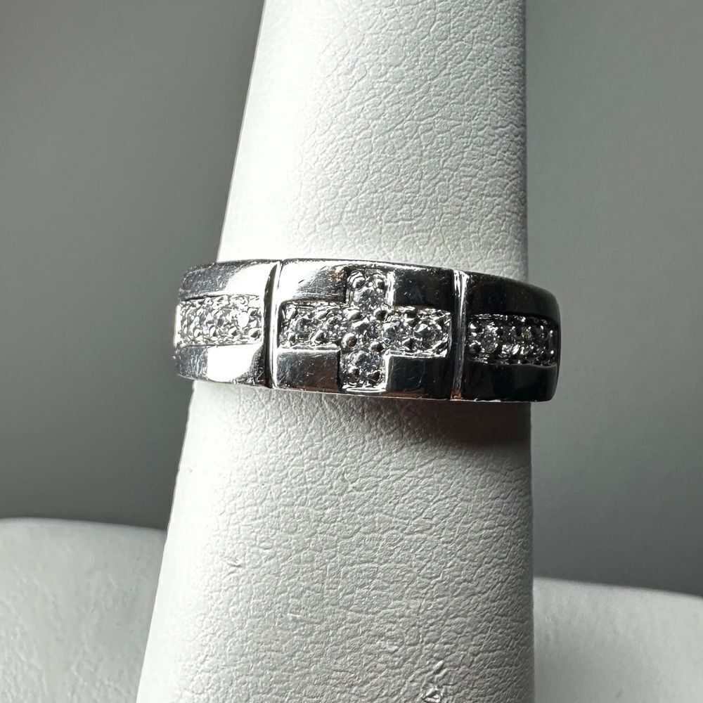 Stunning solid sterling silver ring with cz diamonds, size 5.5!